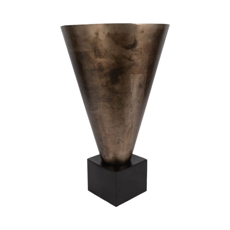 19 Cassendra Large Metal Vase, Gold