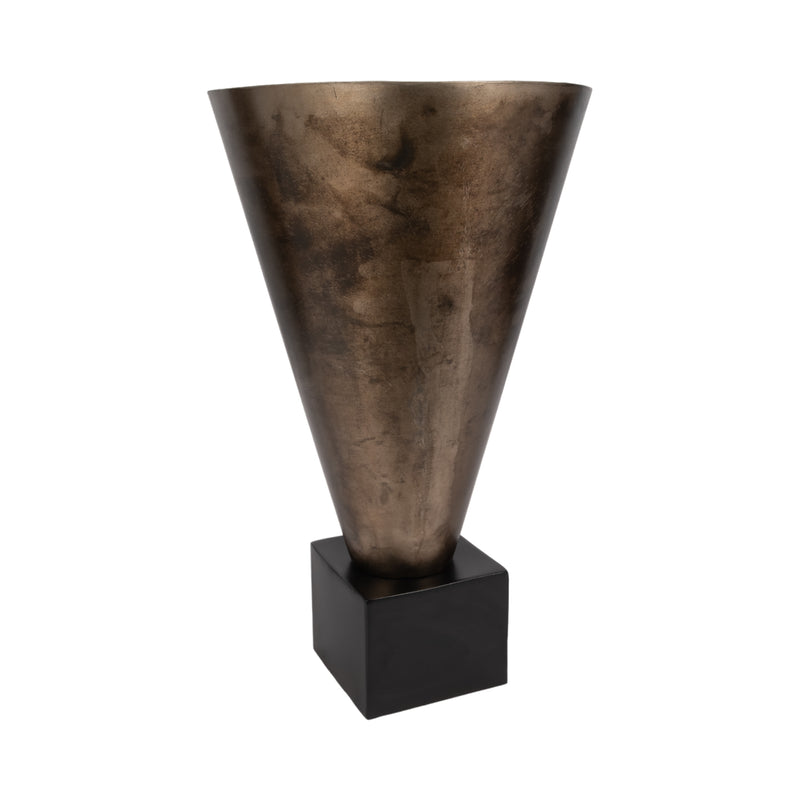 19 Cassendra Large Metal Vase, Gold