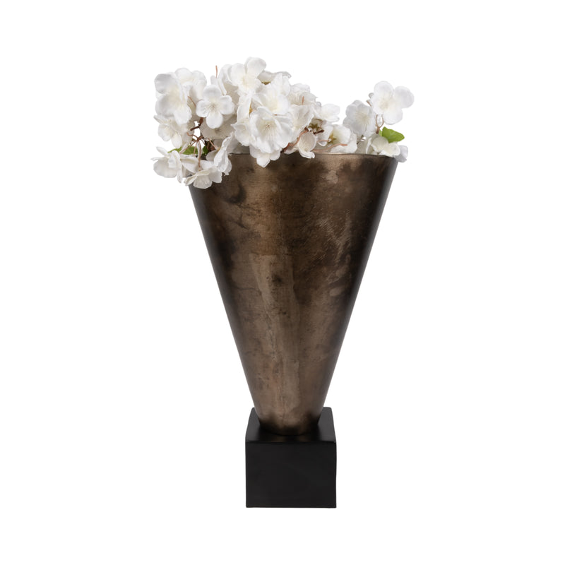 19 Cassendra Large Metal Vase, Gold